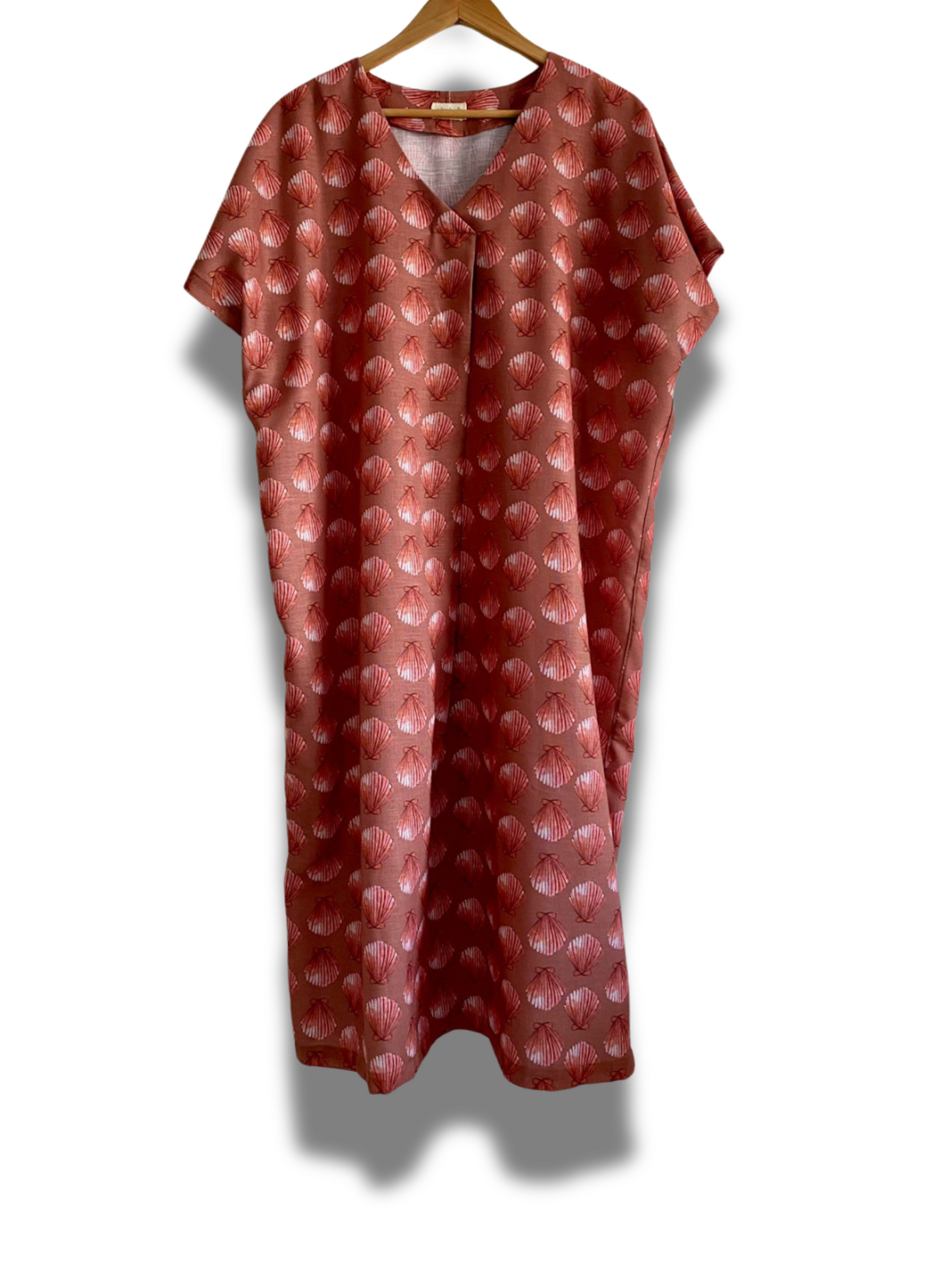 VESTIDO OVERSIZE conchas fondo café