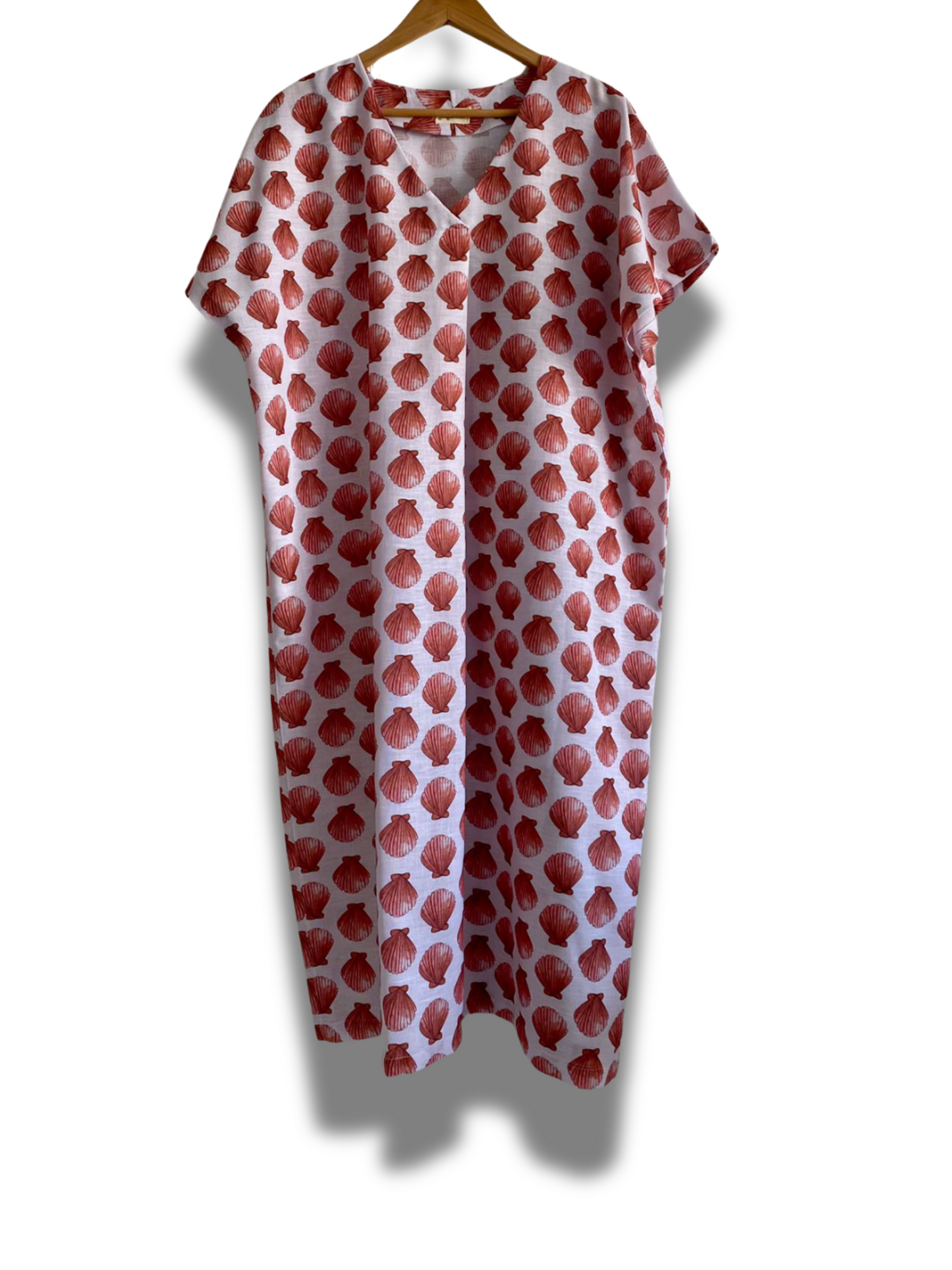 VESTIDO OVERSIZE conchas fondo blanco