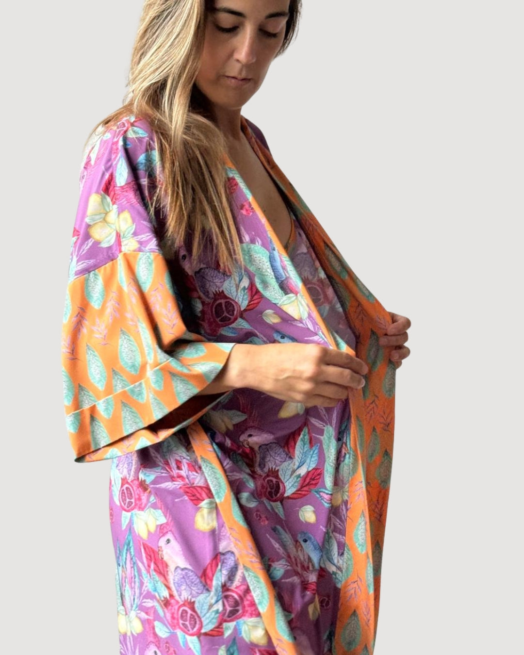 KAFTÁN UNITALLA pericos fondo morado