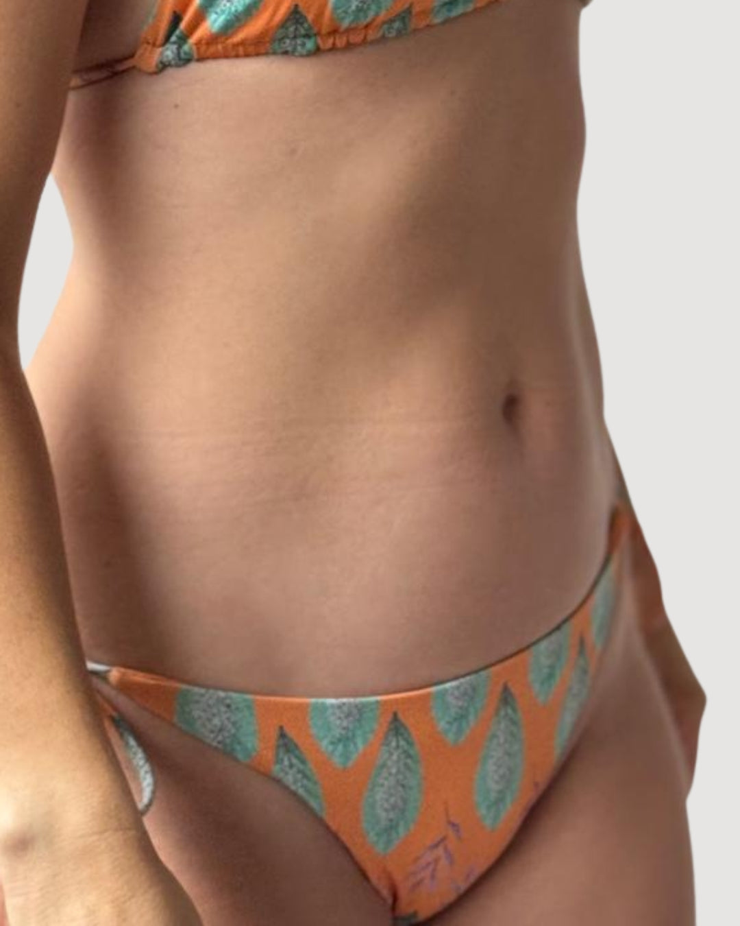 BIKINI DE AMARRE DOBLE VISTA hojas con fondo amrillo