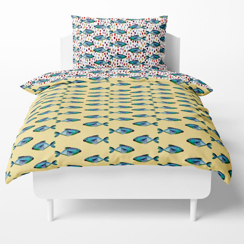 FUNDA DE DUVET CON FUNDA DECORATIVA PARA ALMOHADA peces fondo amarillo/peces moteado