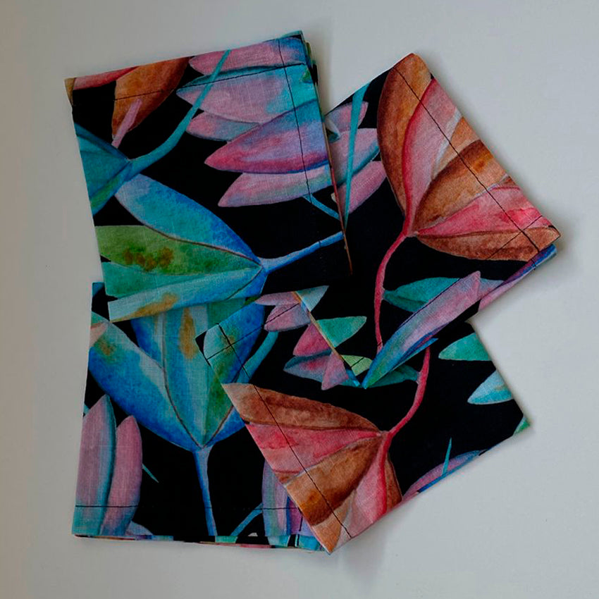 SET DE 4 SERVILLETAS DE TÉ, CAFÉ O COCKTAIL flores de primavera fondo negro