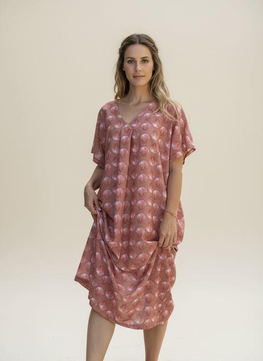 VESTIDO OVERSIZE conchas fondo café