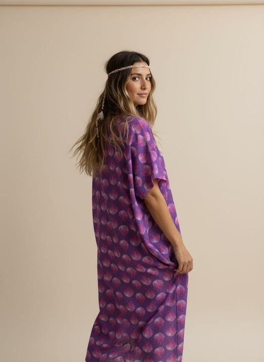 VESTIDO OVERSIZE conchas fondo morado