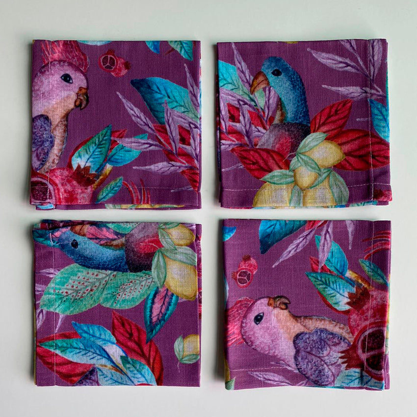 SET DE 4 SERVILLETAS DE TÉ, CAFÉ O COCKTAIL aves tropicales fondo morado