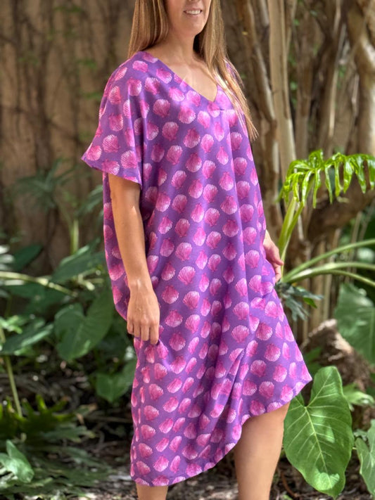 VESTIDO OVERSIZE conchas fondo morado
