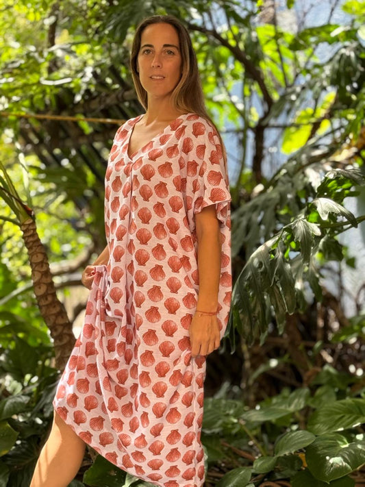 VESTIDO OVERSIZE conchas fondo blanco