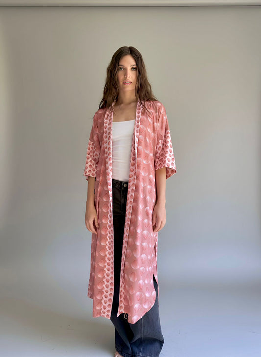 KAFTÁN UNITALLA conchas fondo café y rosa